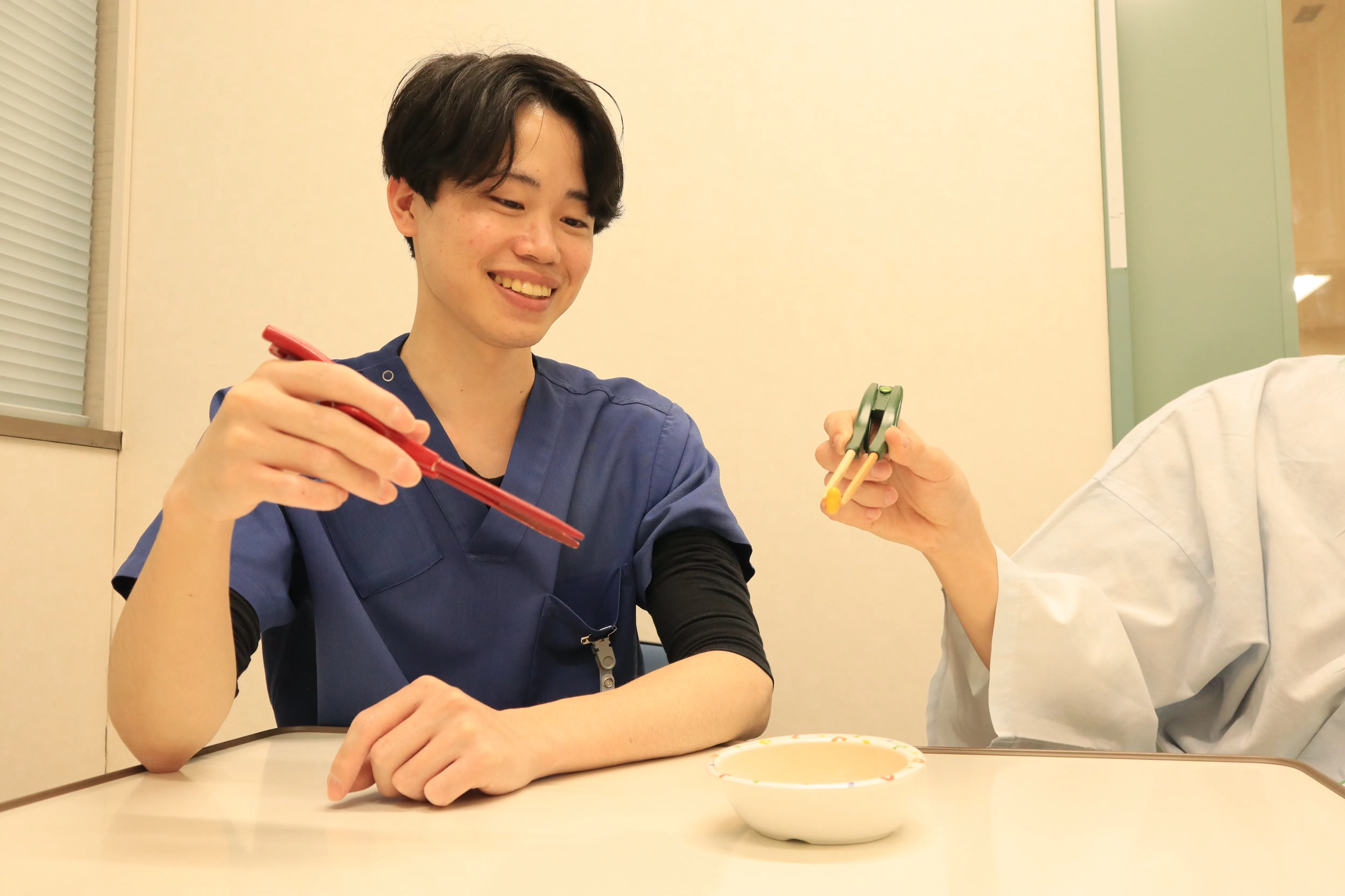 補助箸をつかってものを掴む練習の写真
