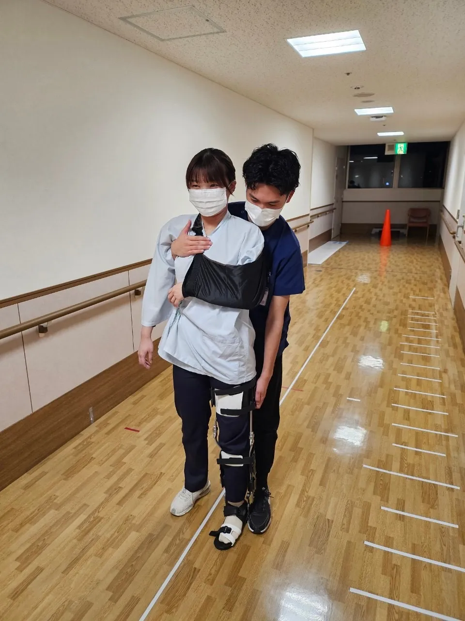 早期離床を目指して、歩行訓練をしている写真
