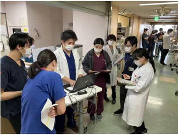 一般病棟に理学療法士と連携を図っている写真
