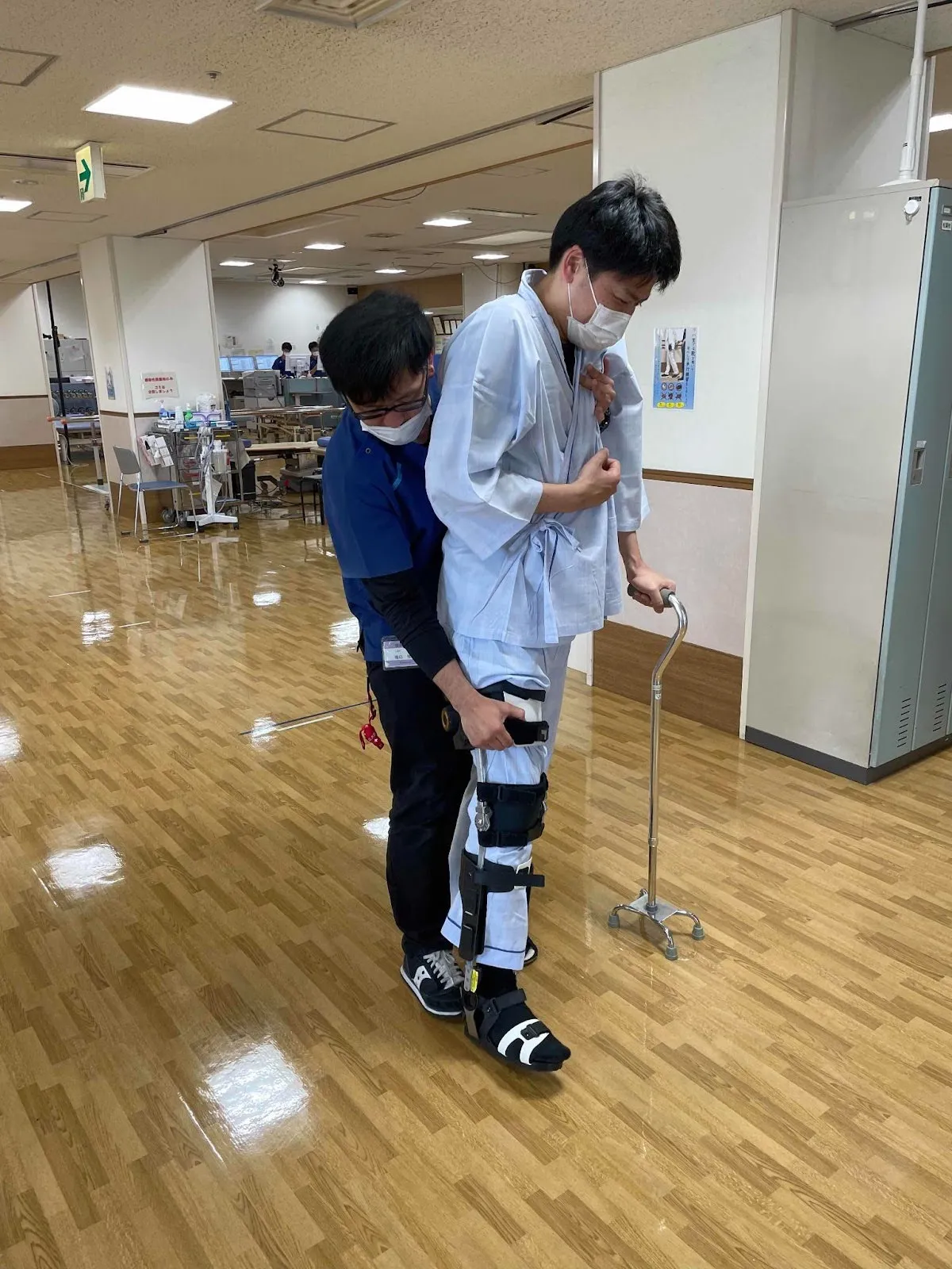 補助具を使って歩く人