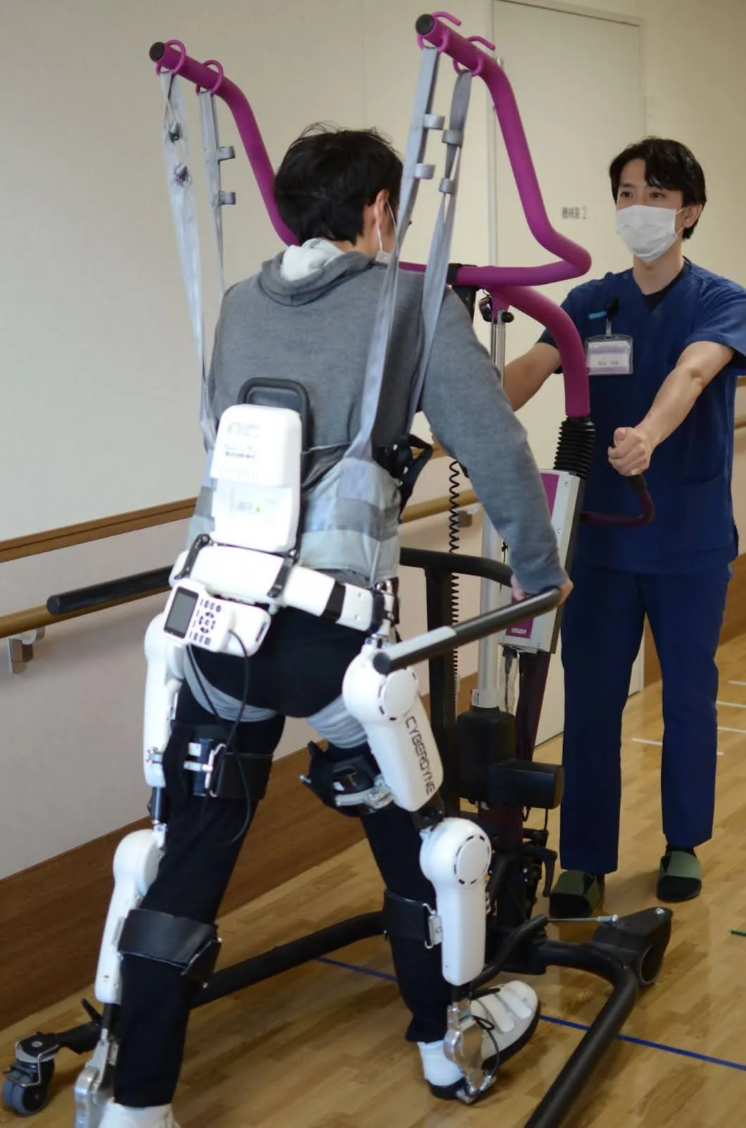 大きな補助具を使って歩く人