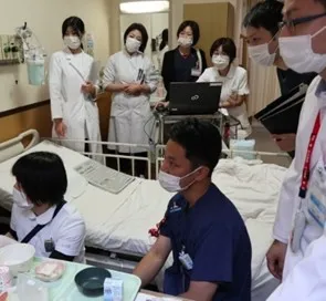 患者さんに寄り添っている写真